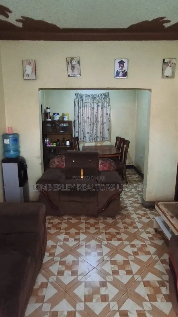 3 Bedroom House for Sale in Buwambo Town - 1