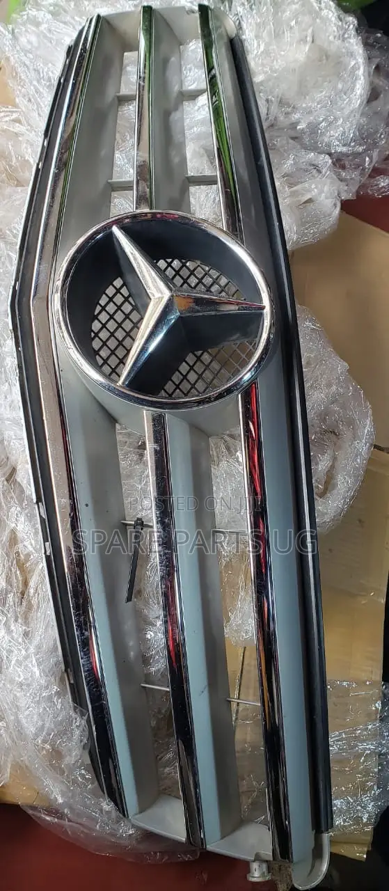 Mercedes-Benz W204 C-Class Grille - 1