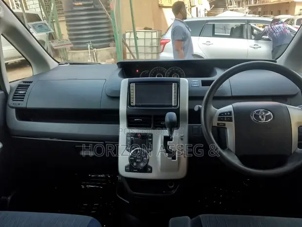 Toyota Noah 2.0 143hp FWD (7 Seater) 2010 Gray - 1