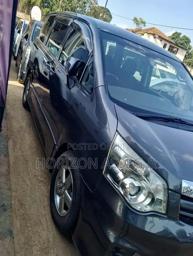 Toyota Noah 2.0 143hp AWD (8 Seater) 2010 Gray - 1