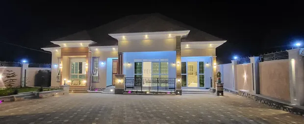 4 Bedroom House for Sale in Ssisa - 1