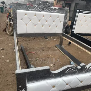 5x6 Bed with Golden Buttons