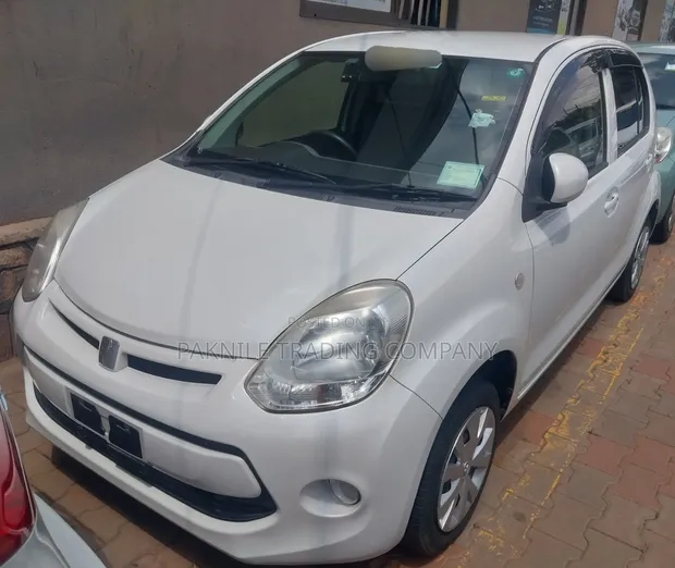 Toyota Passo 1.0 AWD 2013 White - 1