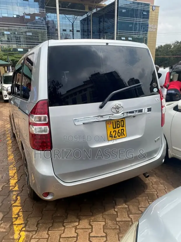 Toyota Noah 2010 Silver - 1