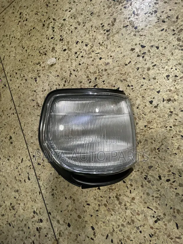 Toyota Land Cruiser FJ80 Corner/Parking Light - 1