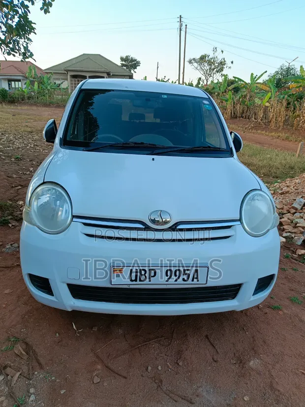 Toyota Sienta 2010 White - 1