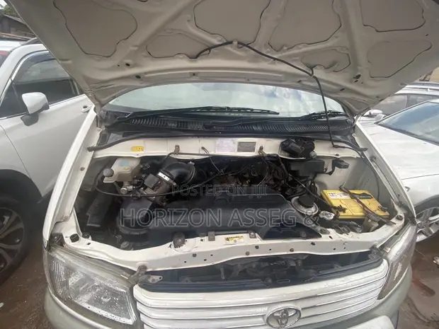 Toyota Regius 1998 White - 1