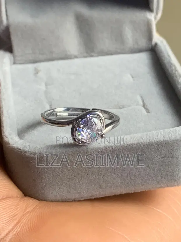 Split-Band Engagement Ring with Single Round Brilliant-Cut Stone - 1