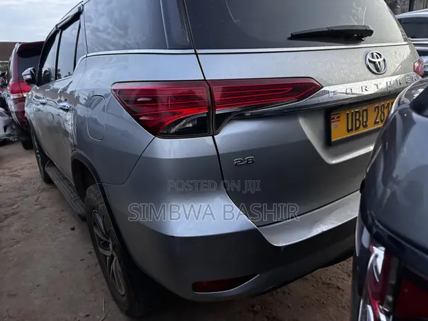Toyota Fortuner 2019 Silver - 1