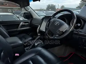 Toyota Land Cruiser V8 2016 Red