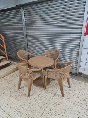 Rounded Plastic Table Set with 4 Chairs for Bars/Restaurants