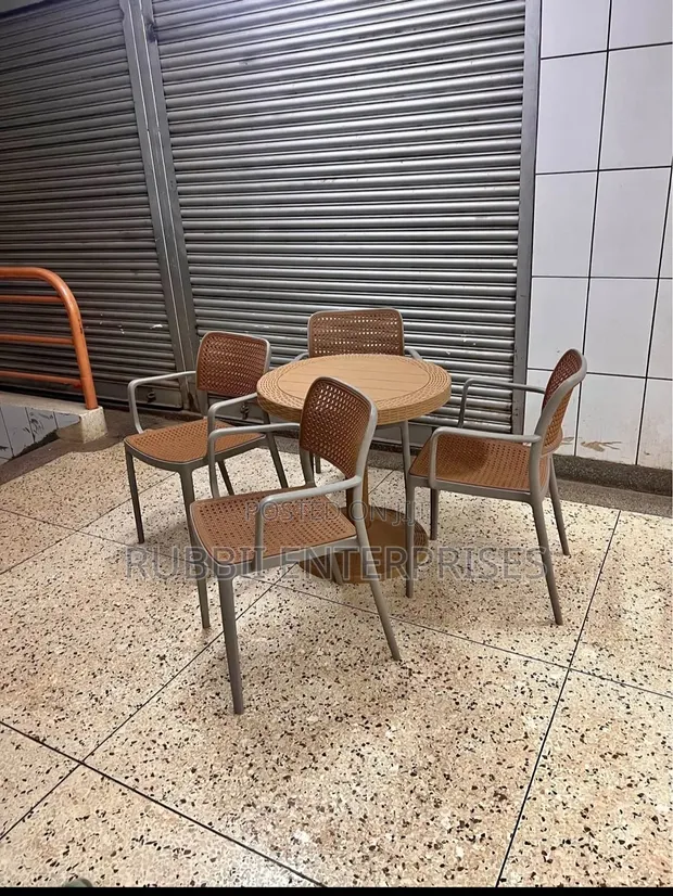 Small Round Plastic Table + 4 VIP Chairs - 1