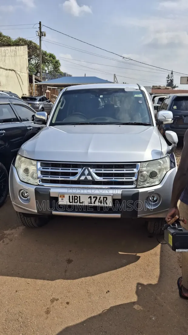 Mitsubishi Pajero 2010 Silver - 1