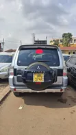 Mitsubishi Pajero 2010 Silver - 2