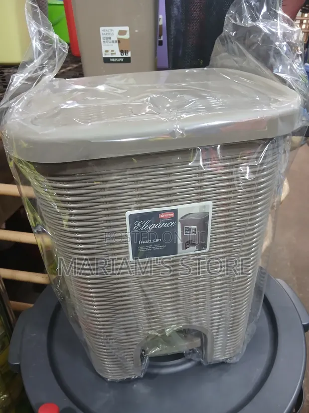 Plastic Trash Can with Foot Pedal - 1