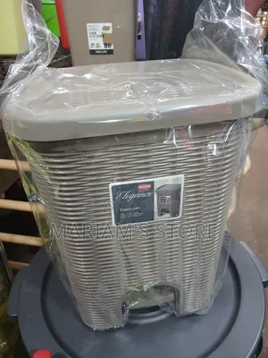Plastic Trash Can with Foot Pedal