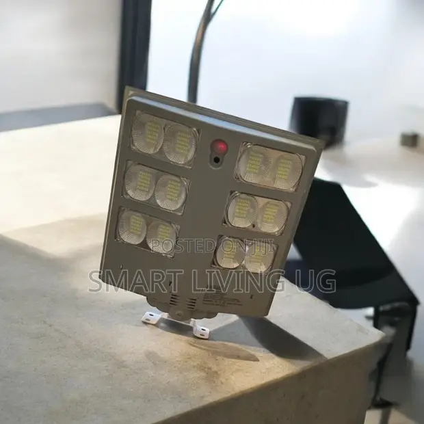 1000W Solar LED Street Light with Pole Mount - 1
