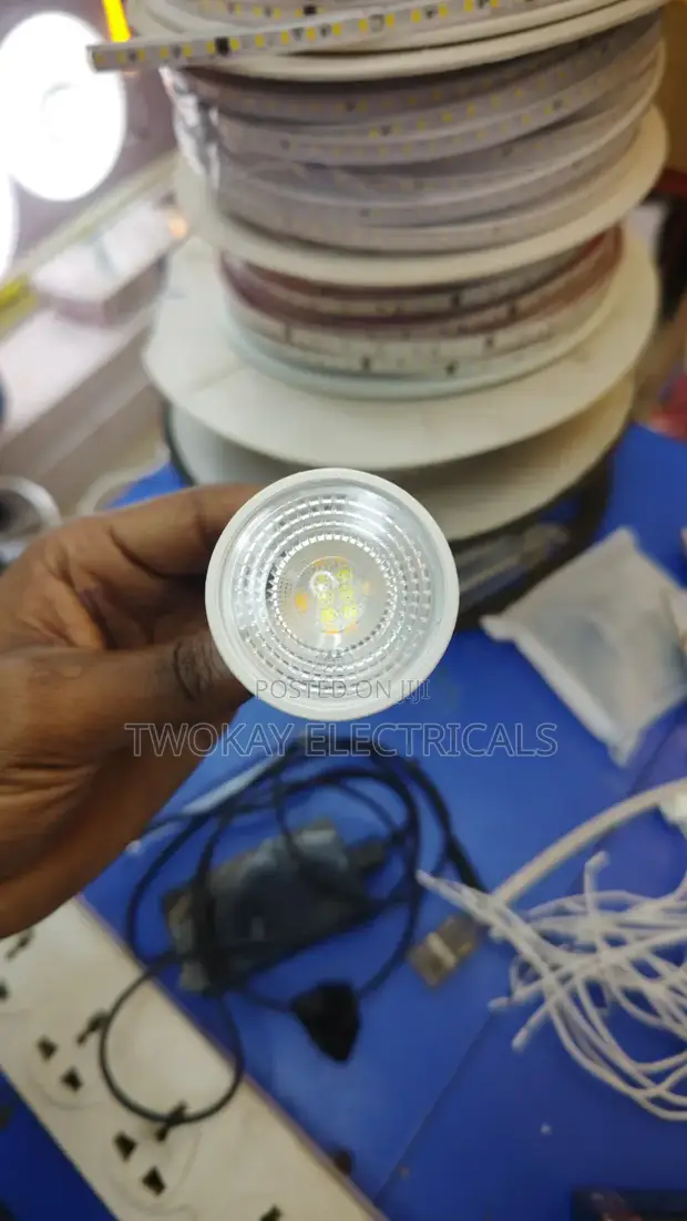 MR16 / GU10 LED Spot Bulb - 1