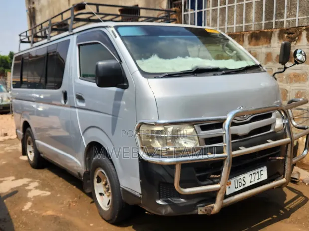 Toyota HiAce 2010 Silver - 1