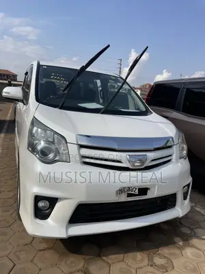 Toyota Noah 2.0 143hp AWD 8 Seater 2013 White
