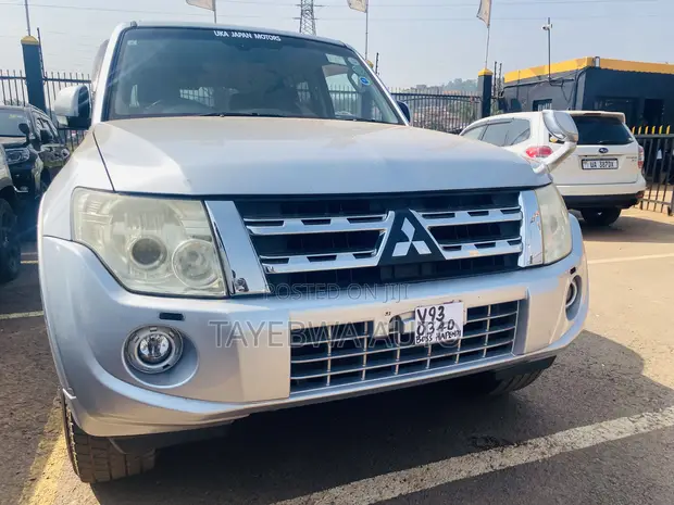 Mitsubishi Pajero 3.0 2010 Silver - 1