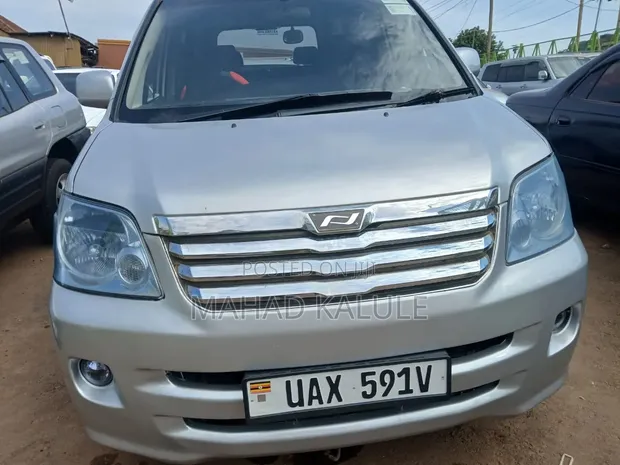 Toyota Noah 2005 Silver - 1
