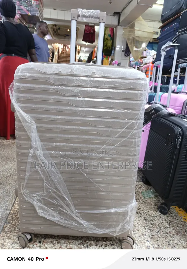 Goodpatner Large Plastic Suitcase - 4 Wheels - 1
