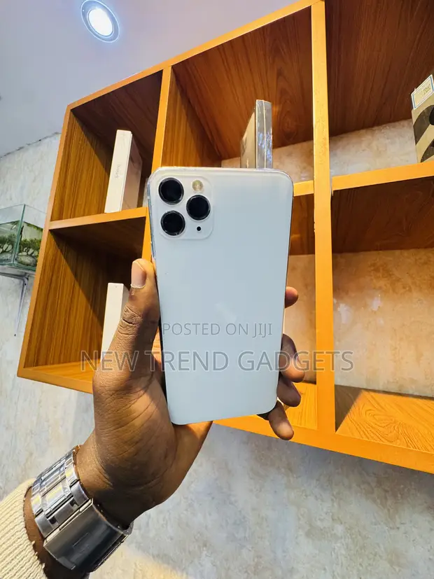 Apple iPhone 11 Pro Max 64GB White - 1