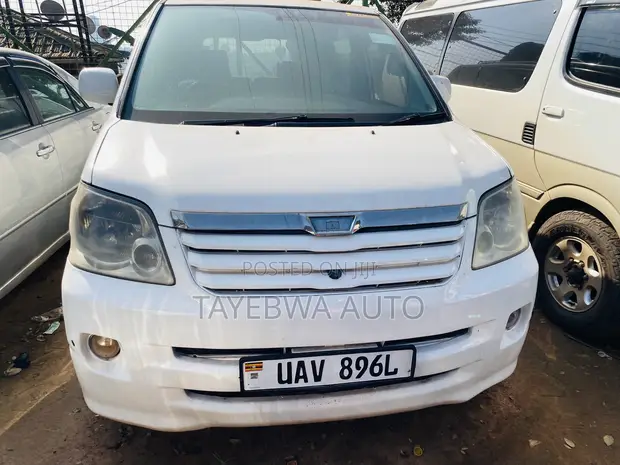 Toyota Noah 2004 - 1