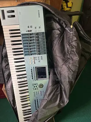 Yamaha XS7 Synthesizer Keyboard