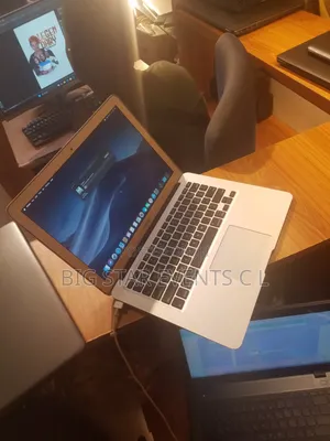 Apple MacBook Air 13" Intel Core i5 4GB RAM 256GB SSD