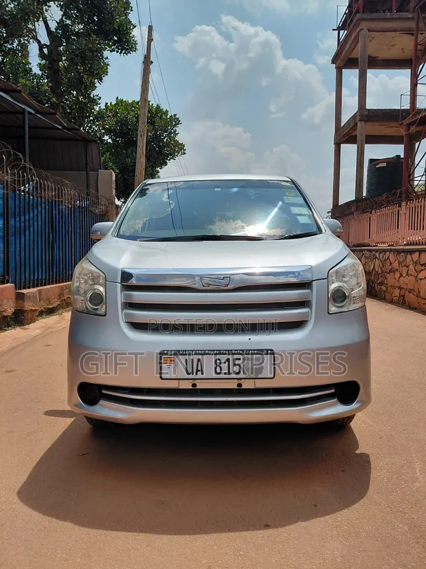 Toyota Noah 2009 Silver - 1