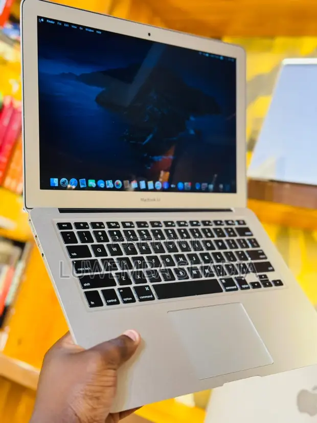 Apple MacBook Air 13" (2017) - Intel Core i5, 8GB RAM, 256GB HDD - 1