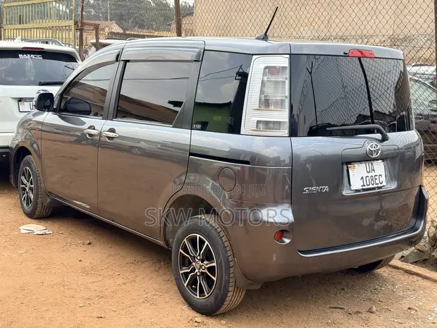 Toyota Sienta 2012 Gray - 1