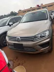 Volkswagen Touareg 2016 Gold - 1