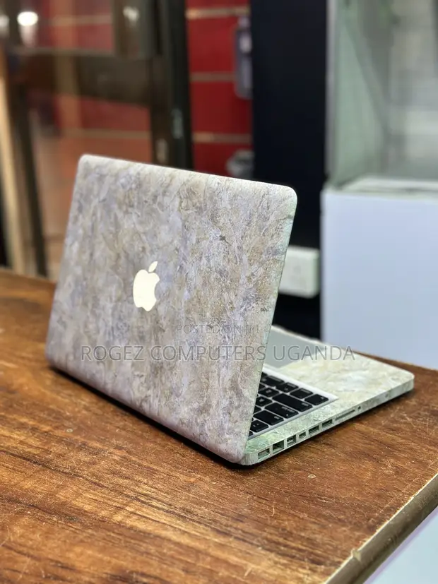 Apple MacBook Pro 14" Intel Core 2 Quad 4GB RAM 350GB HDD - 1