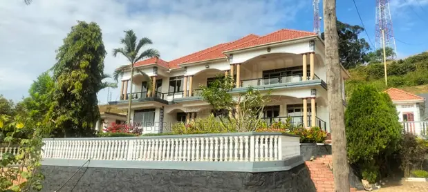 6-Bedroom House for Sale in Nsangi - 1