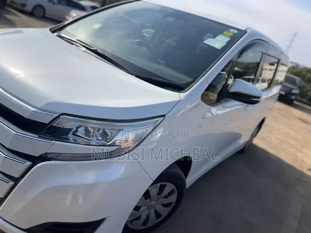 Toyota Noah 2.0 FWD (8 Seater) 2018 White - 1