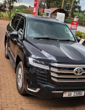 Toyota Land Cruiser LC300 V8 for Rent