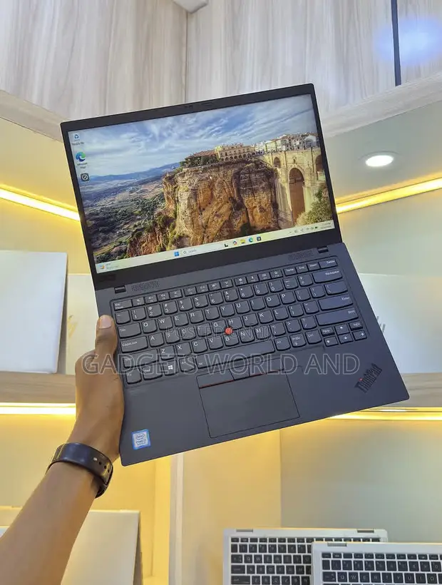 Lenovo ThinkPad X1 Carbon Laptop - Intel Core i7, 16GB RAM, 256GB SSD - 1