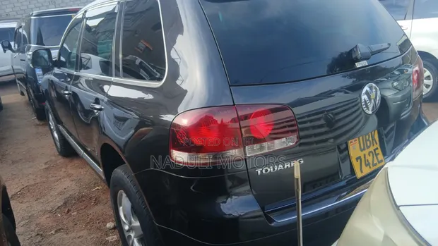 Volkswagen Touareg 2009 Black - 1
