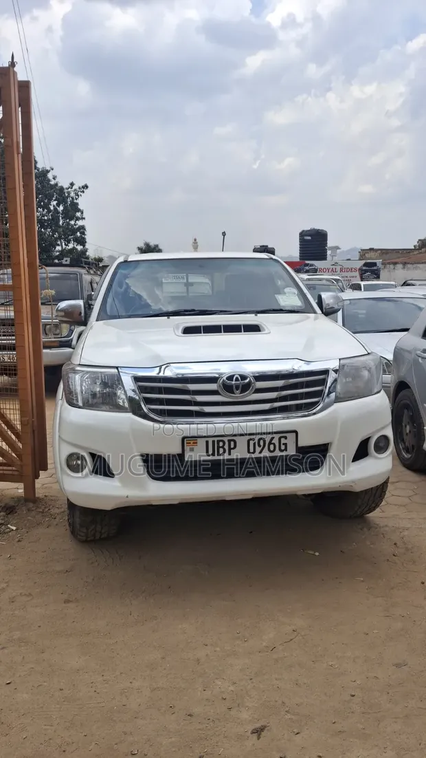 Toyota Hilux 2012 White - 1
