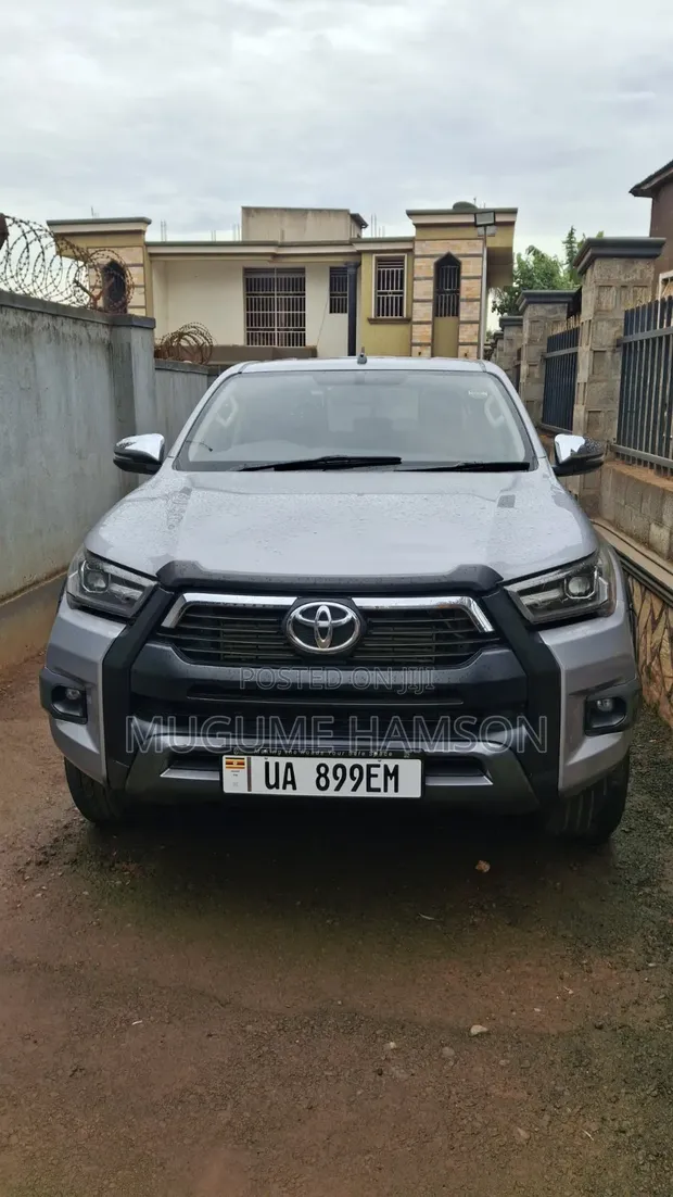 Toyota Hilux 2020 Silver - 1