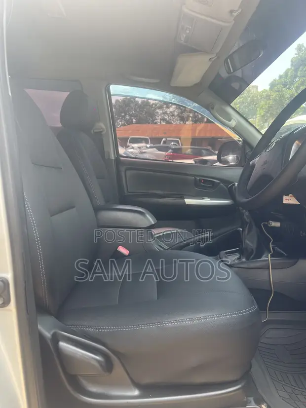 Toyota Hilux 2014 Silver - 1