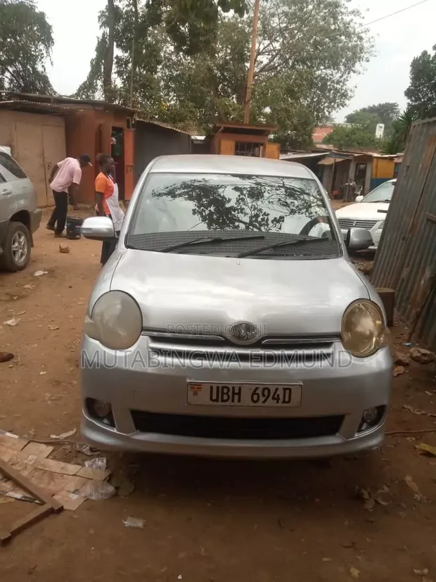Toyota Sienta 2005 Silver - 1
