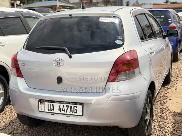 Toyota Vitz 1.3 FWD 5dr 2010 Silver - 1