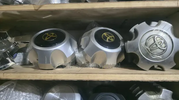 Toyota Landcruiser Centre Caps (Used) - 1