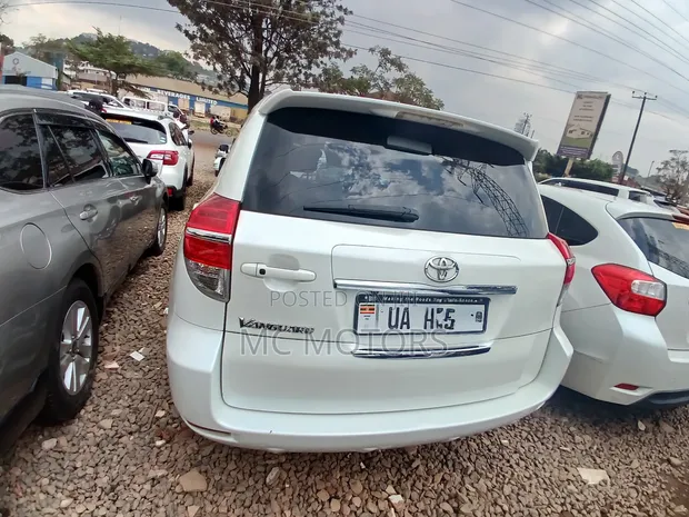 Toyota Vanguard 2011 White - 1