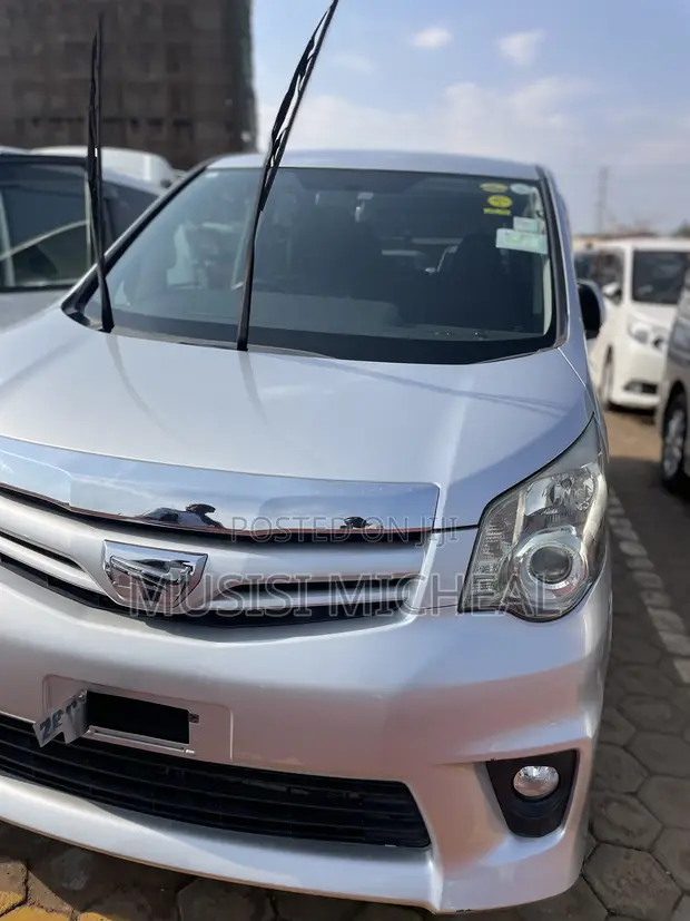Toyota Noah 2.0 143hp AWD (8 Seater) 2013 Silver - 1