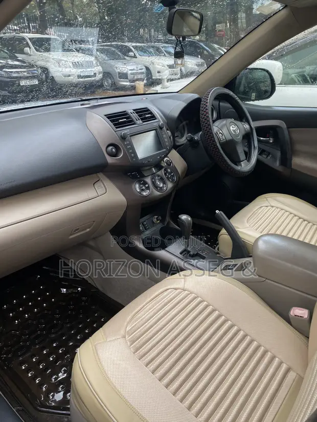 Toyota Vanguard 2010 Silver - 1